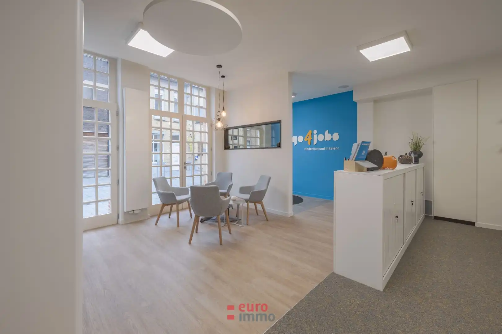 Verhuurd handelspand (toprendement!) met authentieke charmegevel in Nieuwpoort! foto {{pictureIndex}}