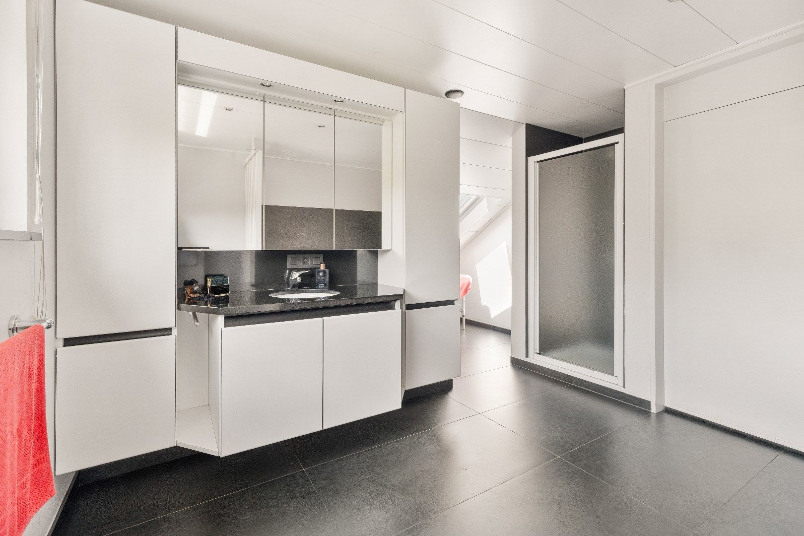 Unieke, uitstekend onderhouden villa in het hart van Ieper – rust, ruimte en comfort foto 28
