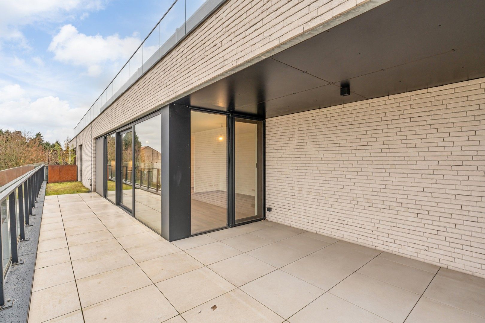 Modern appartement met ruim terras, groen uitzicht en garage. foto 15