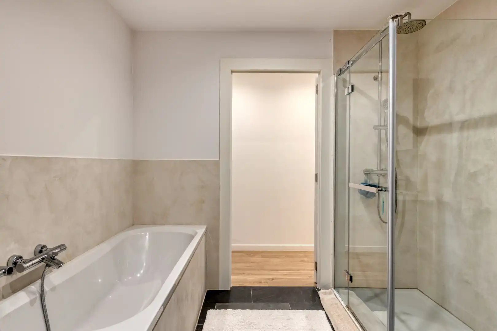 ENERGIEZUINIGE-INSTAPKLARE woning met GARAGE foto 6