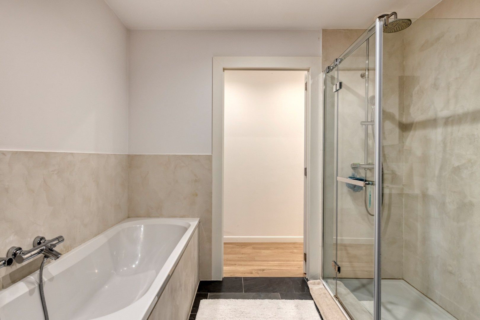 ENERGIEZUINIGE-INSTAPKLARE woning met GARAGE foto 6