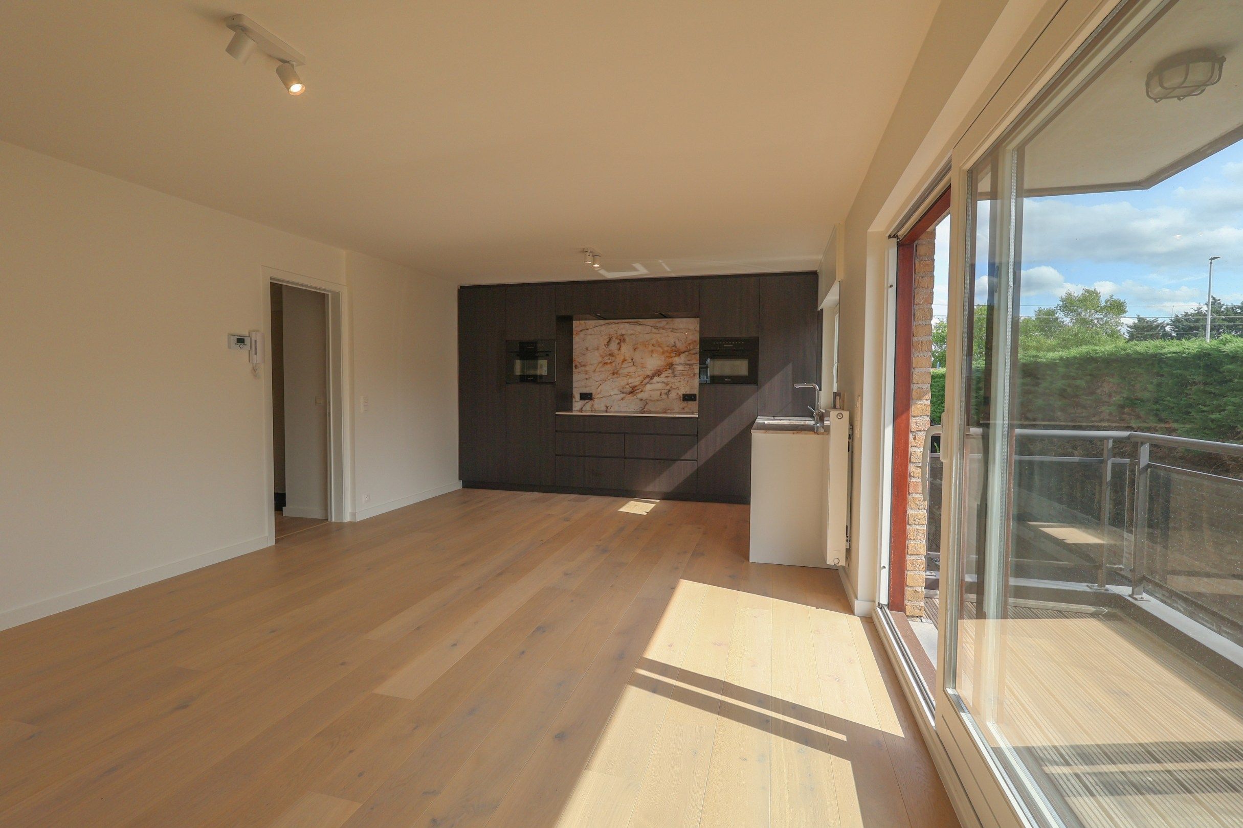 Gerenoveerd appartement met 2 slaapkamers én terras vlak bij het strand van Sint-André Oostduinkerke foto {{pictureIndex}}