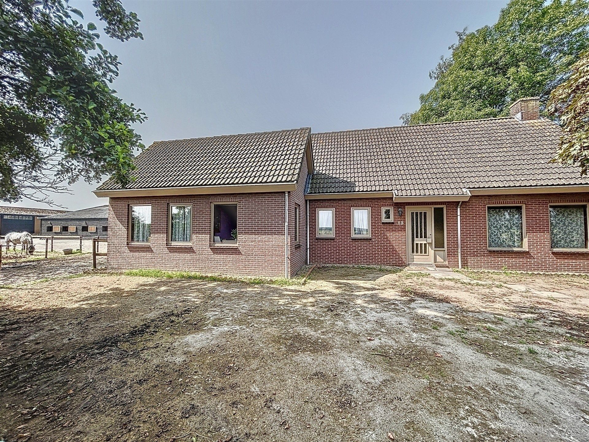 PRACHTIG GELEGEN HOEVE met bijgebouw, paardenstallen, binnenpiste en weiden op 18.385m² foto 34