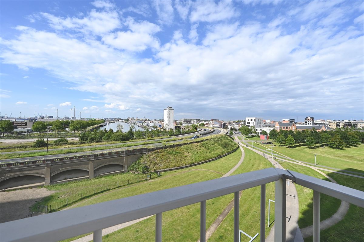 Lichtrijk hoekappartement met zicht op park Spoor Noord foto 12