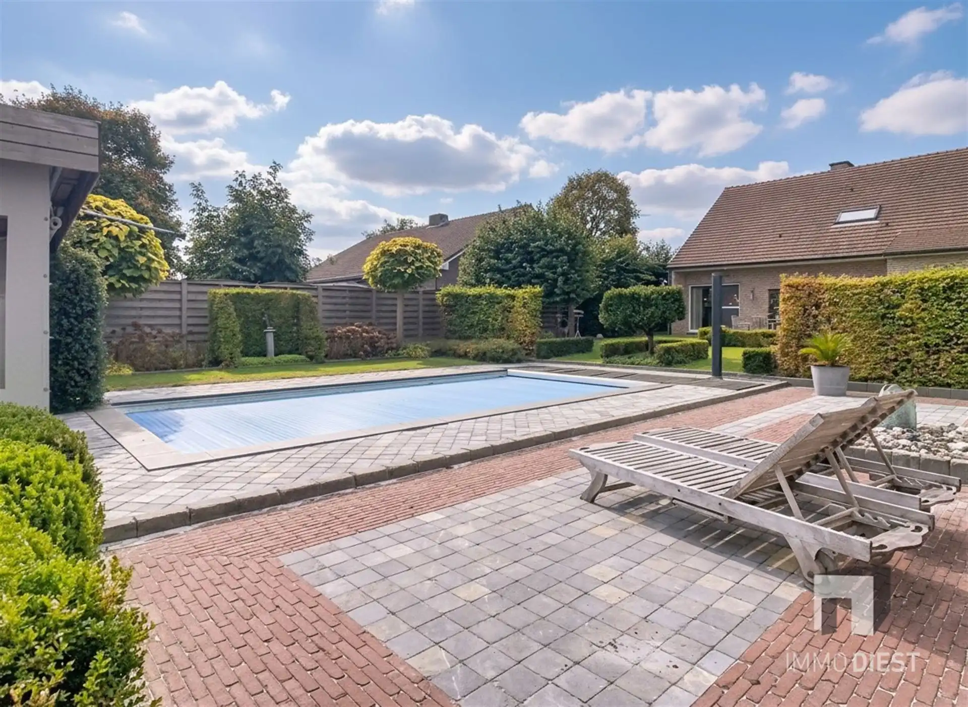 Energiezuinige en prima onderhouden gezinswoning met 4/5 slaapkamers en zwembad op 10 are. foto 42