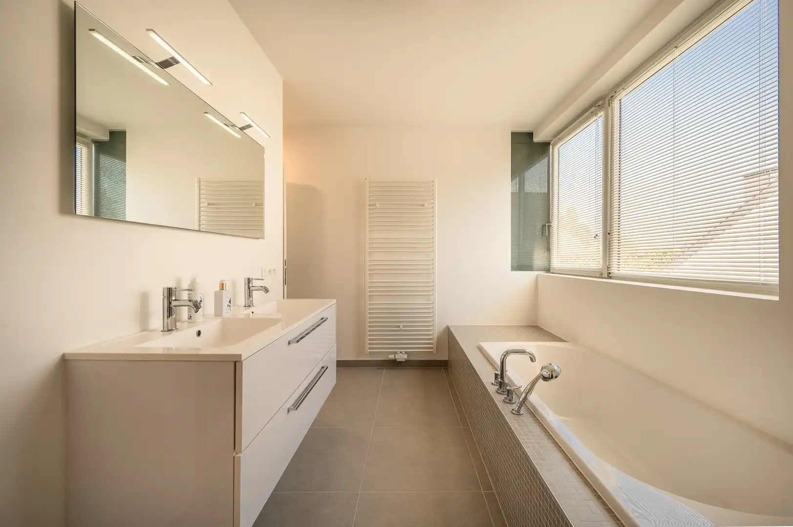 Prachtige, lichtrijke woning vlakbij het pittoreske Oosthoekplein in het Zoute op wandelafstand van de zee en het Zwin. foto 16