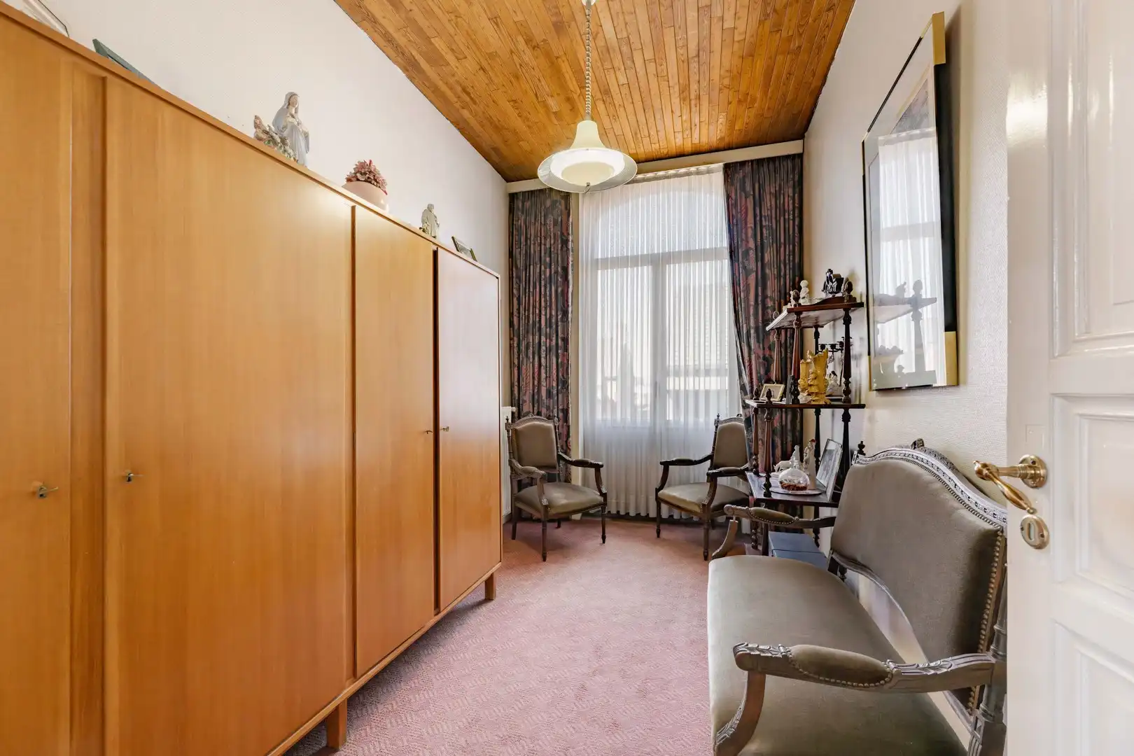 Karaktervol herenhuis met vijf slaapkamers en ruime tuin op uitstekende ligging in Pittem! foto 24