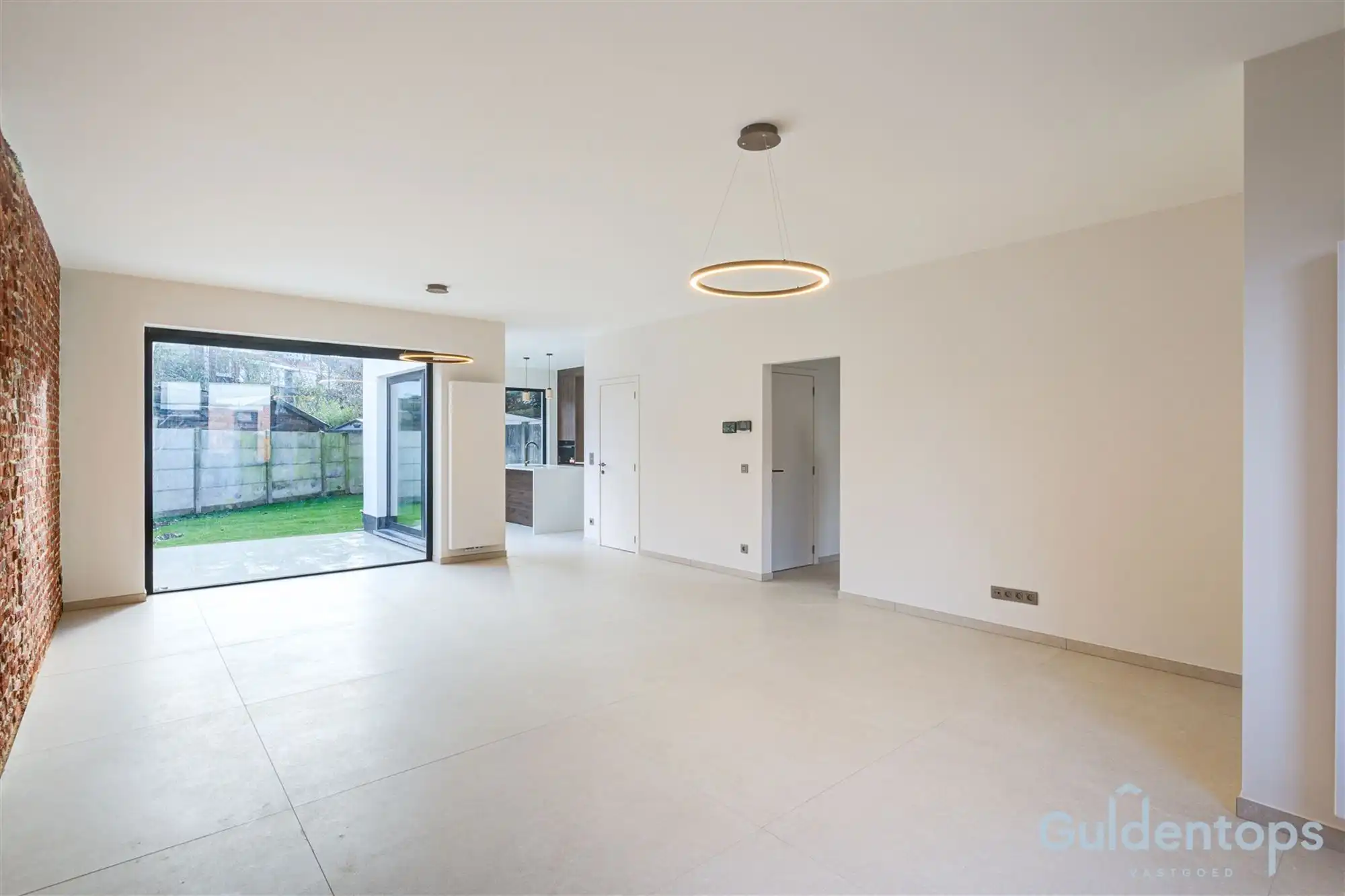 knappe, vernieuwde gezinswoning met tuin in hartje Berchem foto 7