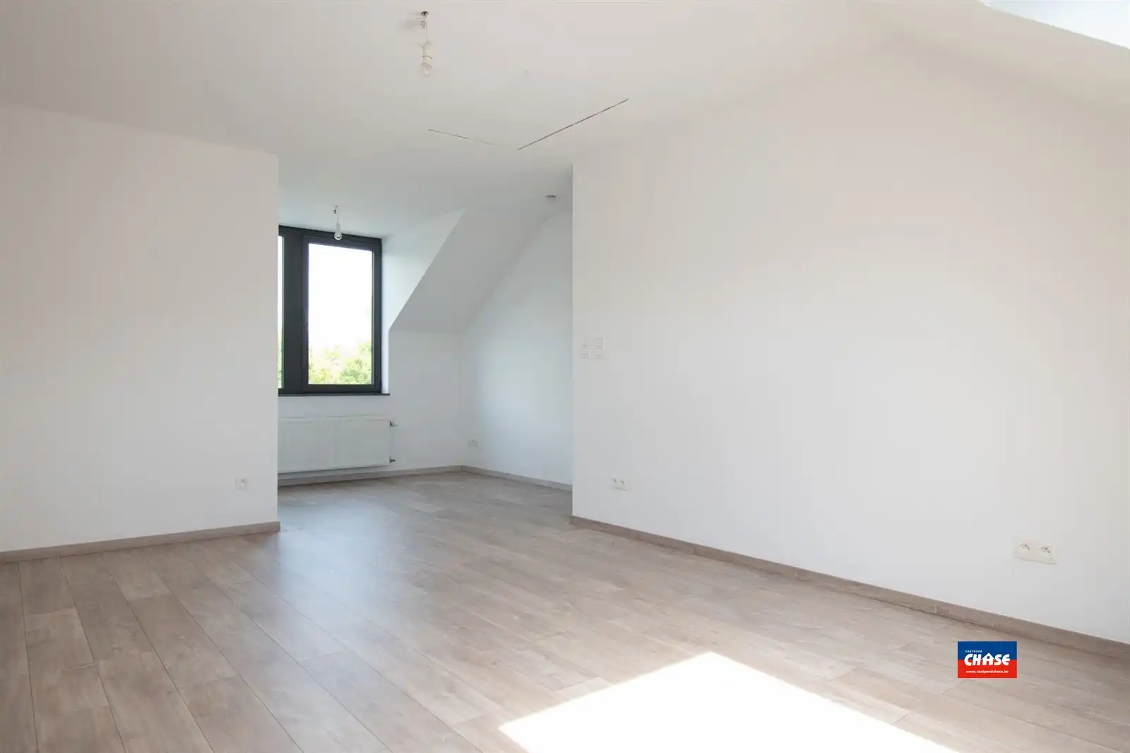 Gerenoveerde rijwoning met 3 slpks en grote tuin foto 23