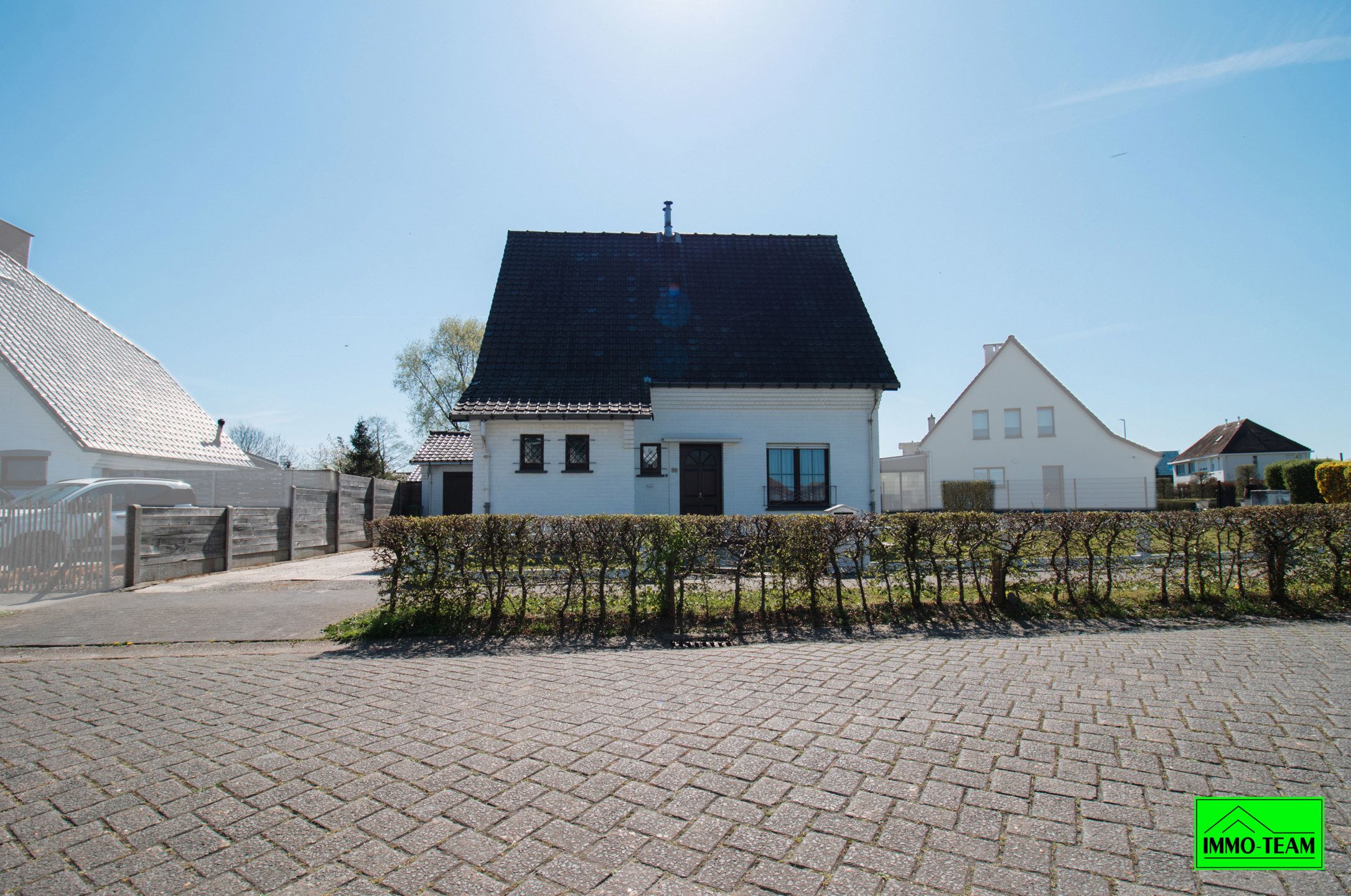 Charmante woning op een ruim hoekperceel in rustige omgeving foto 2