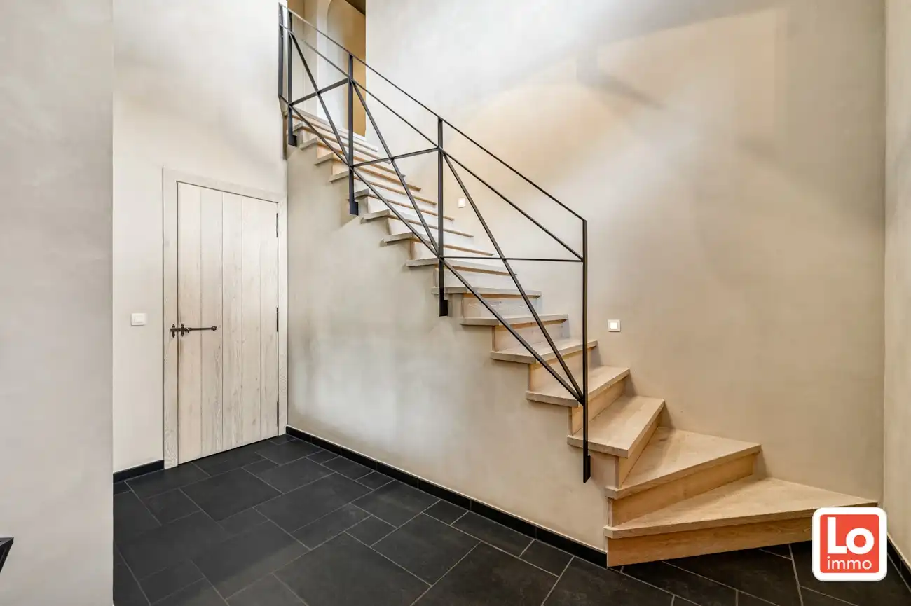 VERKOCHT! Ruime, charmante en degelijke alleenstaande villa met inpandige garage op een rustige en makkelijk bereikbare locatie tussen Lochristi en Gent. foto 2