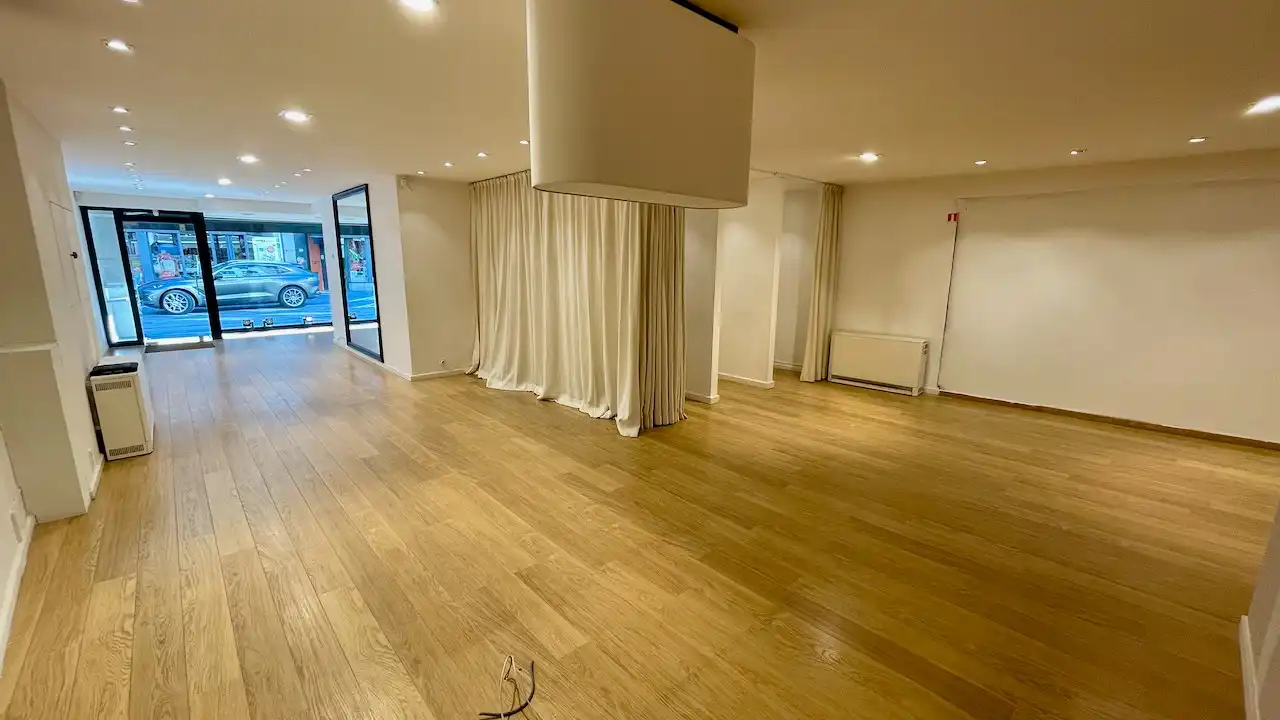 HANDELSPAND MET RUIME KELDER GELEGEN IN DE DRUKSTE WINKELSTRAAT VAN SINT-TRUIDEN foto 2