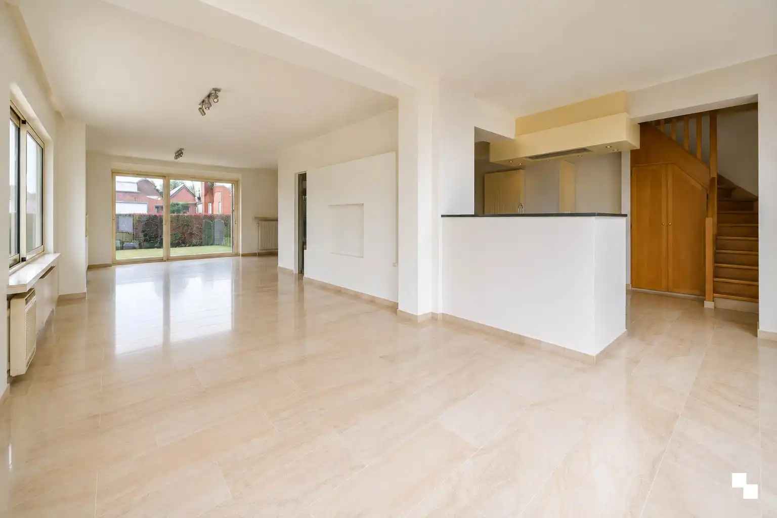 Woning met loods in Oostrozebeke foto 8