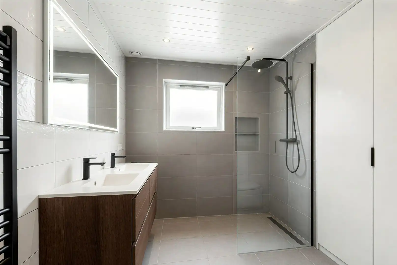 GROTENDEELS GERENOVEERDE GEZINSWONING 2006 MET 3 SLPKS EN TUIN foto 10