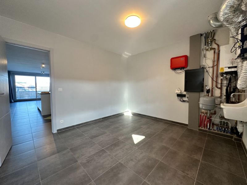 Instapklaar (volledig opgeschilderd) duplexappartement met 2 ruime slpk., terras, ondergrondse autostpl + kelderberging foto 9