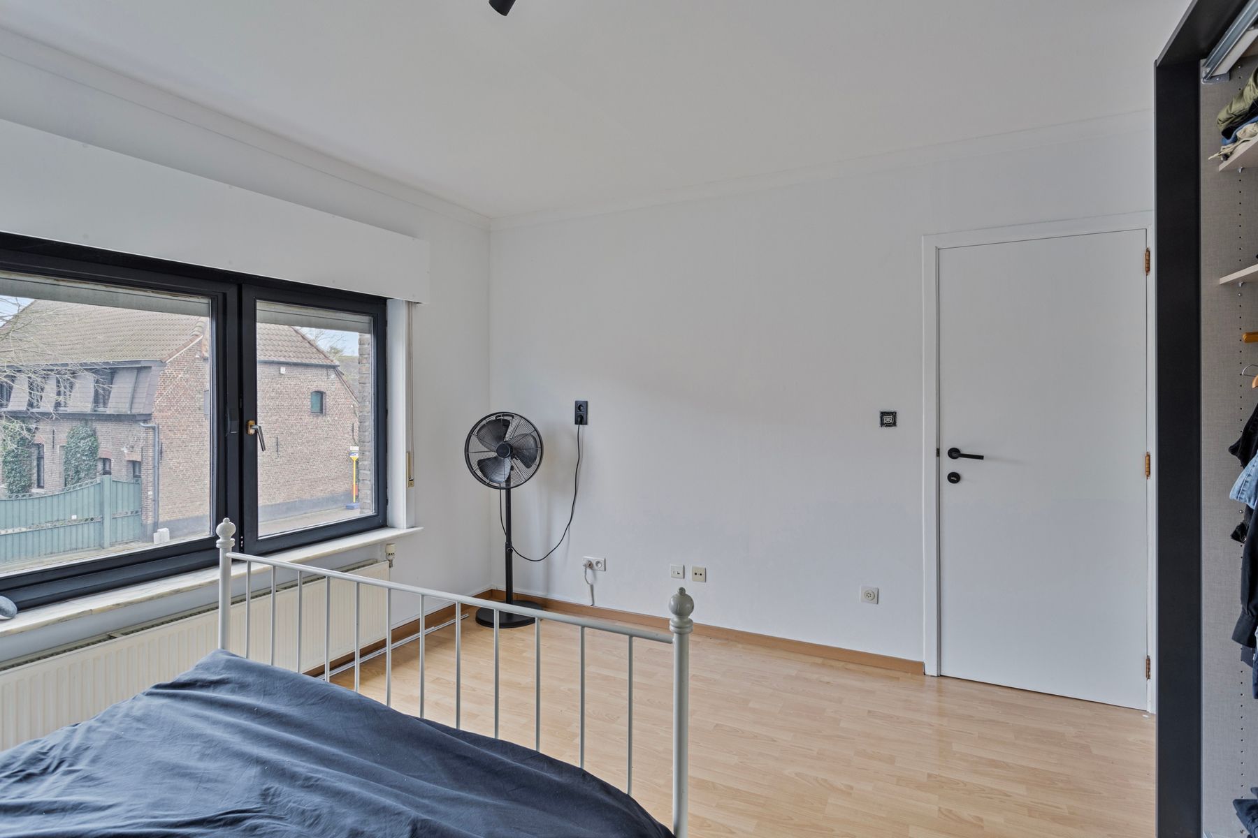 Gezinswoning met 3 slpk, grote tuin, garage en staanplaatsen foto 12