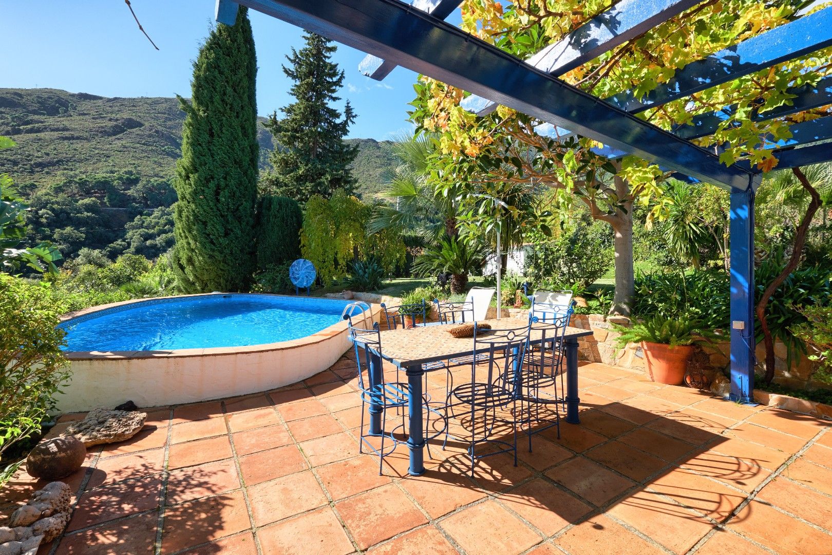 Finca dicht bij de Sierra Bermeja berg.  foto 32