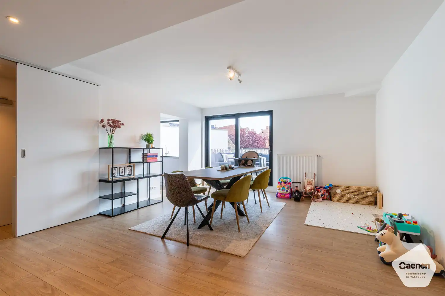 Zéér ruim appartement met 2 slaapkamers en groot terras. foto 5