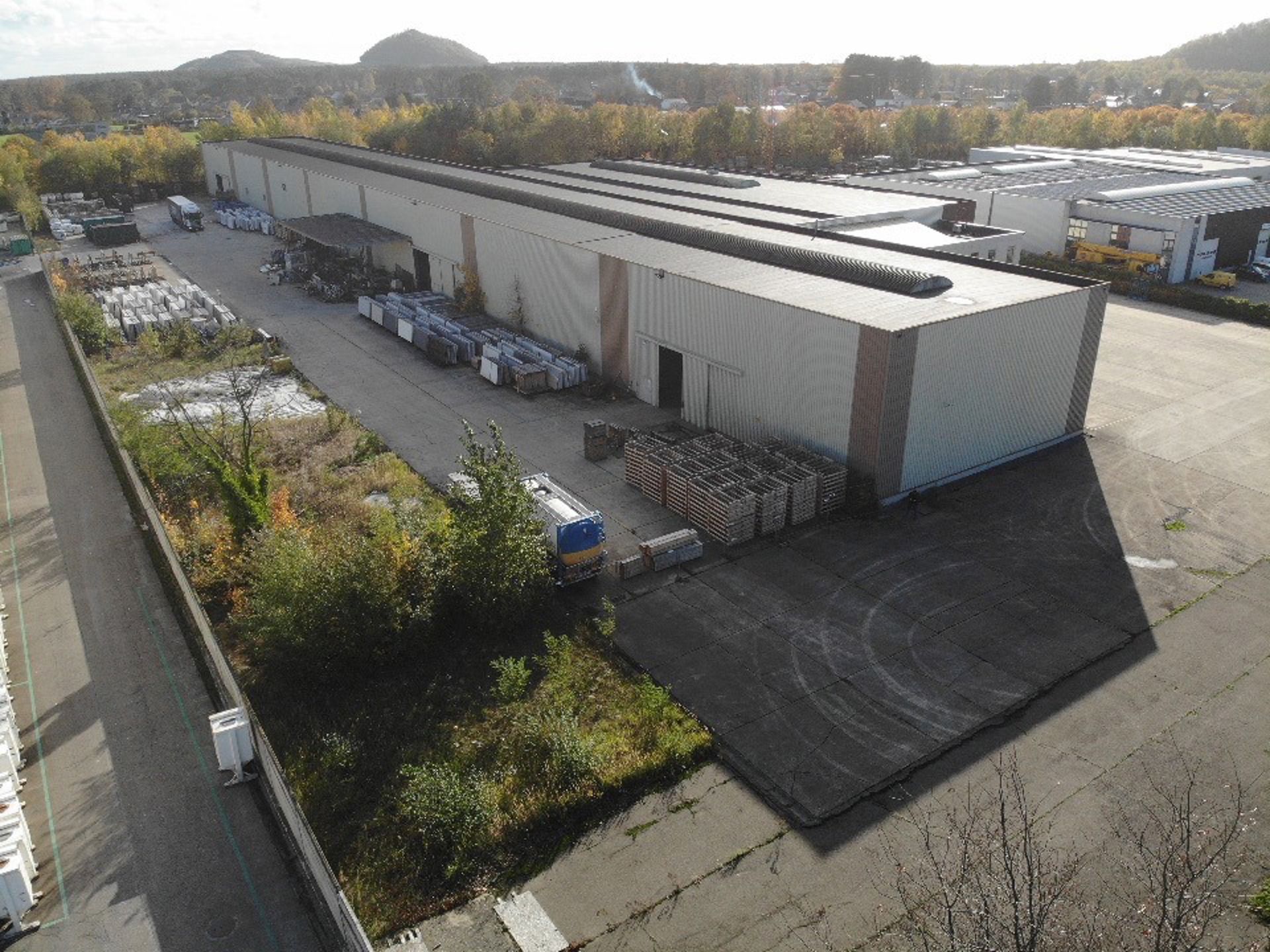 BEDRIJFSGEBOUW MET VERHARD BUITENTERREIN foto 15