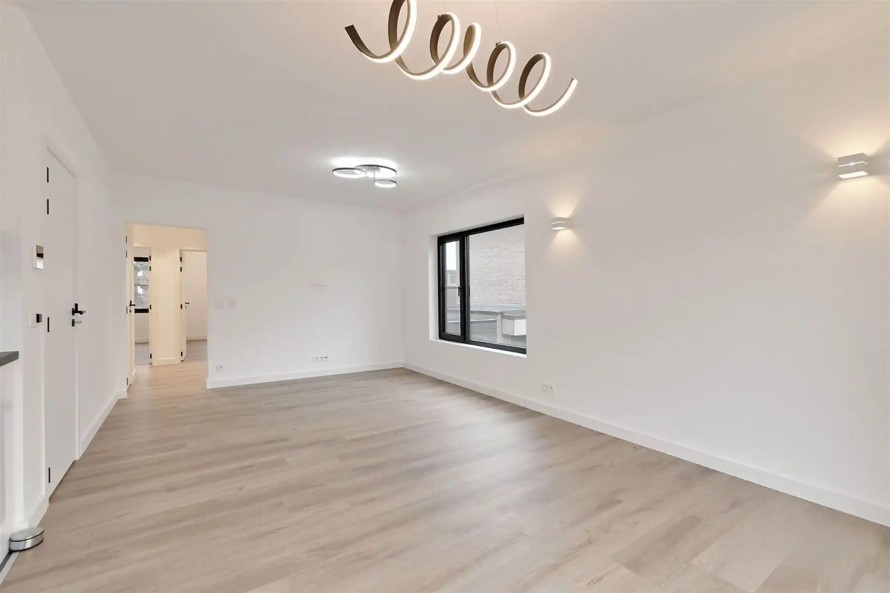 Luxueus gerenoveerd appartement te Berchem! foto 4