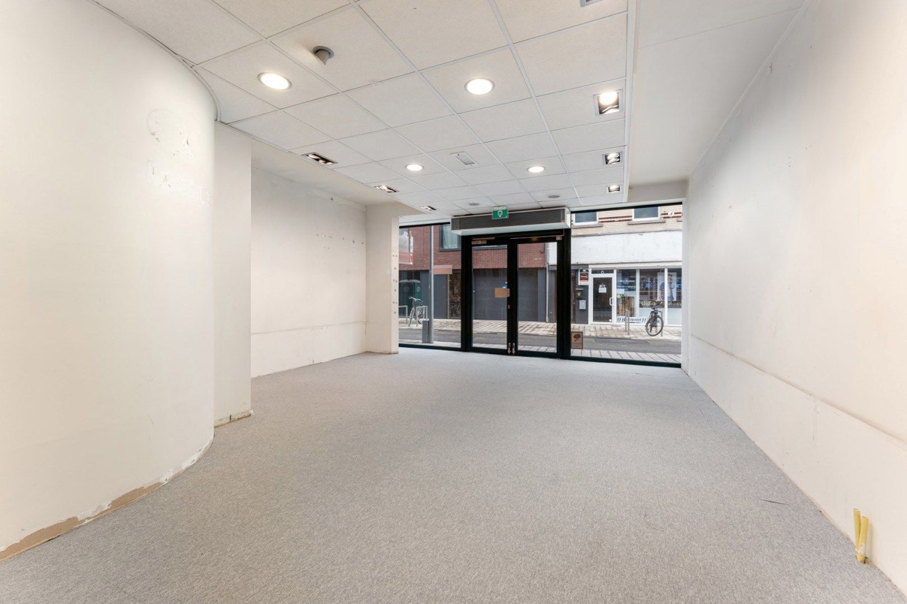 Handelsgelijkvloers op commerciële topligging in het centrum foto 2