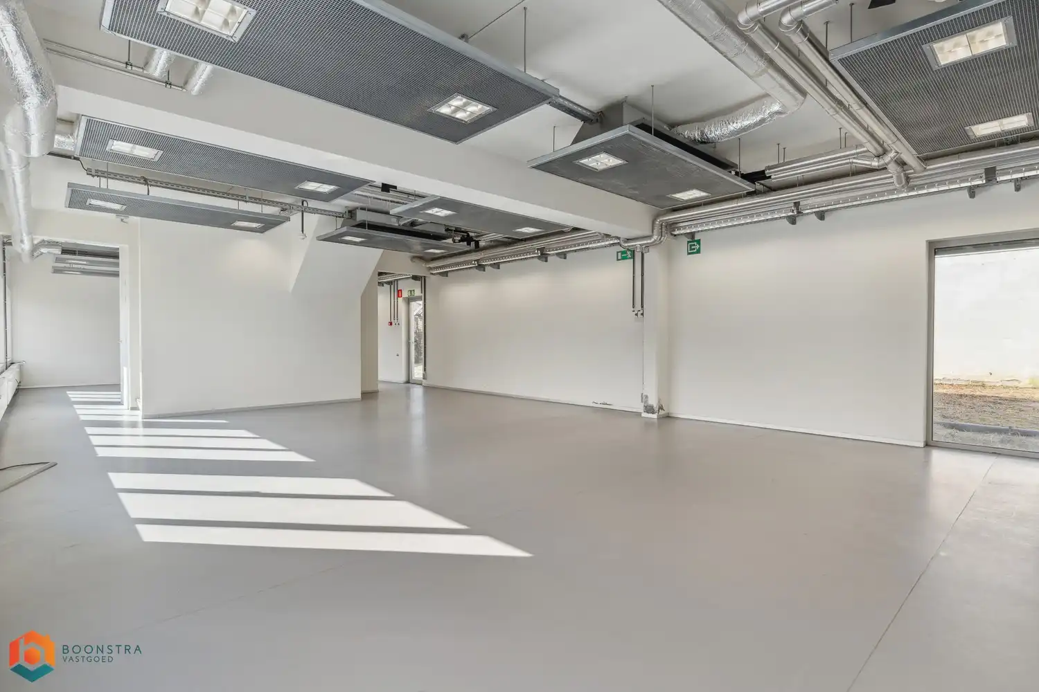 Veelzijdig kantoorgebouw met ruime parking op 2433 m² foto 15