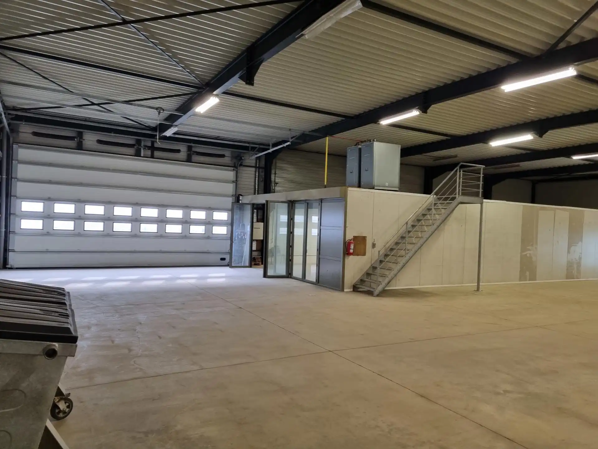 TE HUUR: bedrijfsgebouw van 1200m² met kantoren foto 9