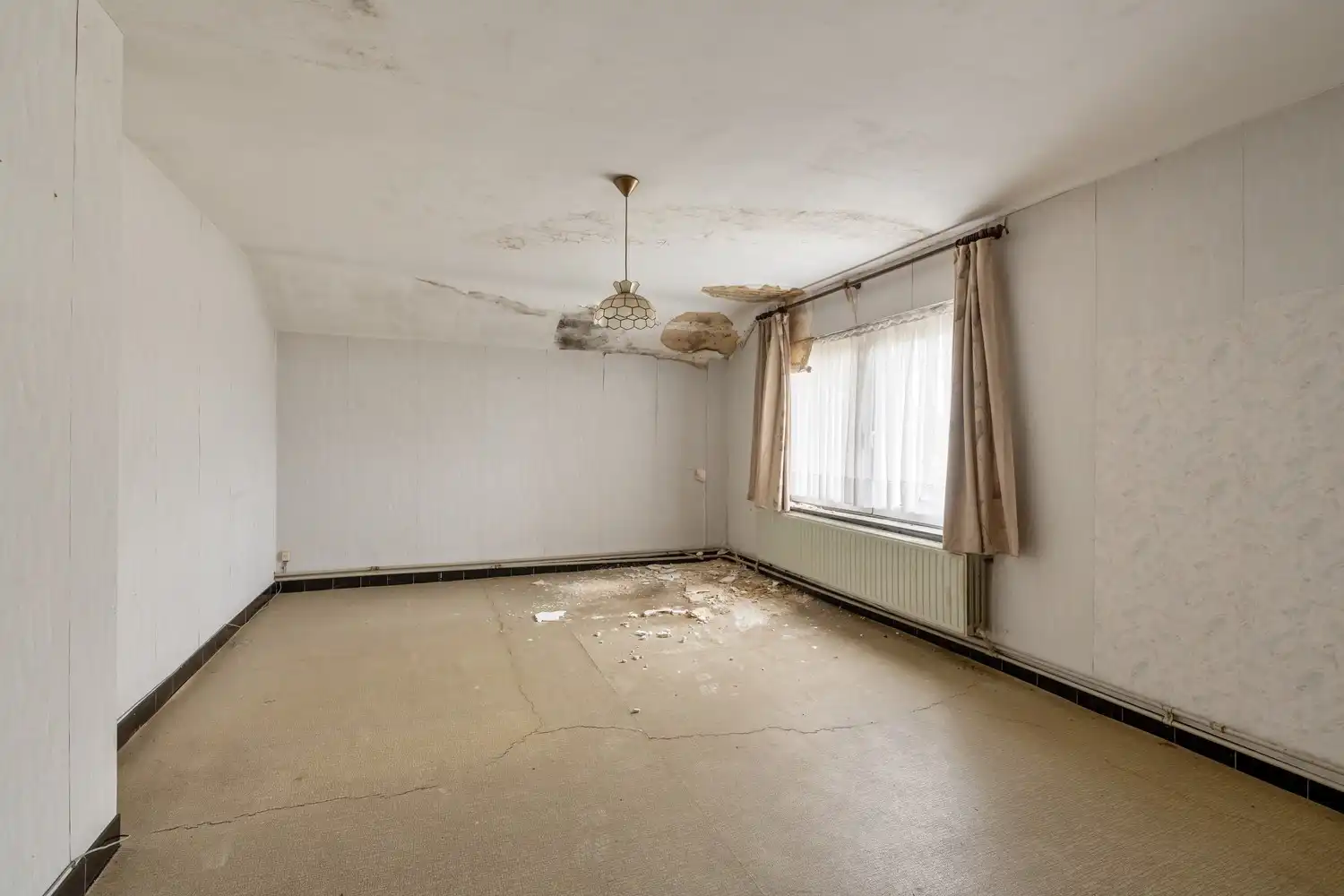 Te renoveren woning met loodsen op rustige locatie! foto 14