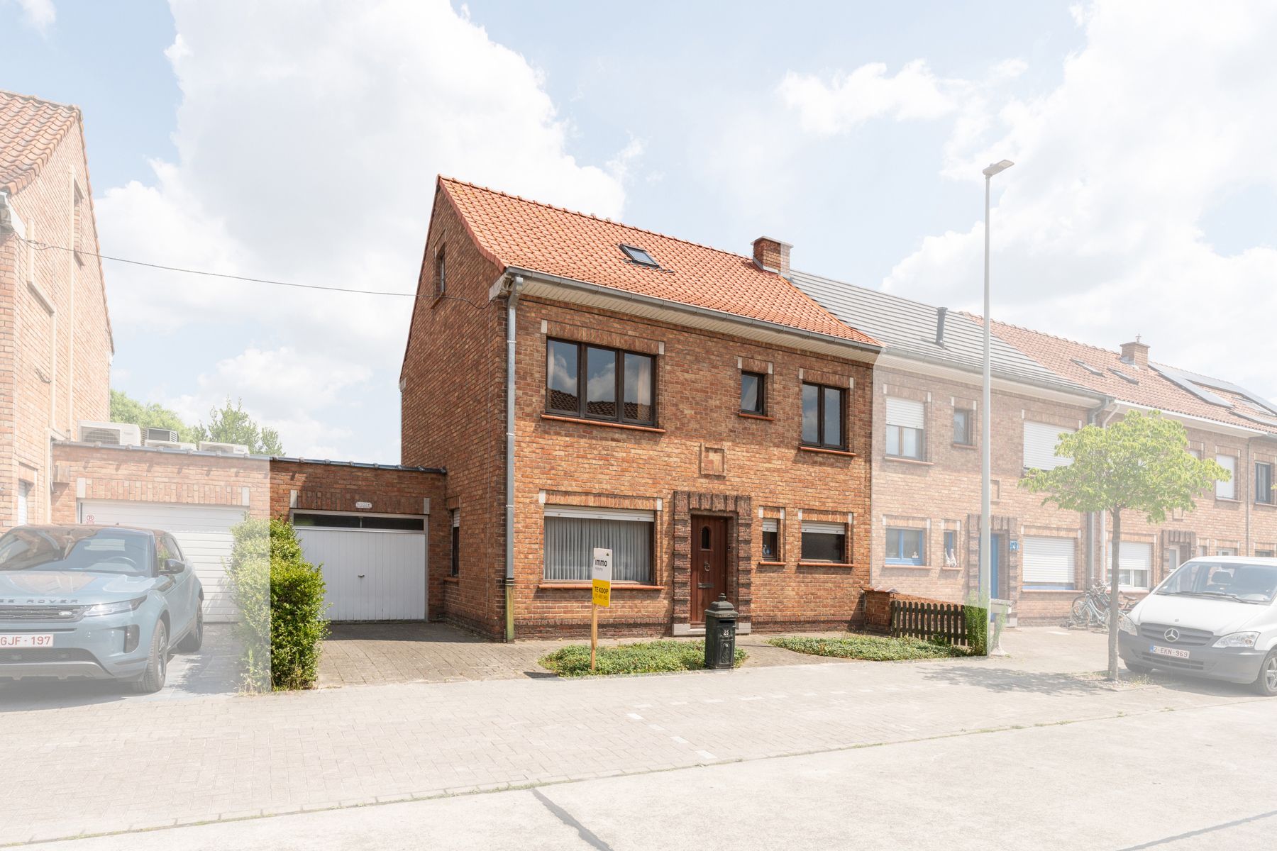 Op te knappen woning met tuin en garage foto 2
