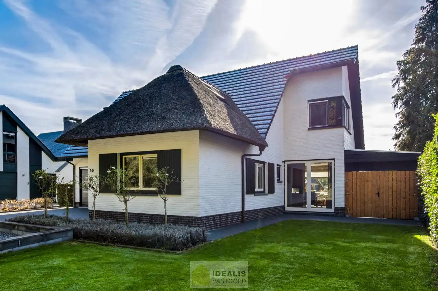 IDEALIS VASTGOED – EEN HUIS OM VERLIEFD OP TE WORDEN! DEZE PRACHTIGE INSTAPKLARE (LEVENSBESTENDIGE) VILLA MET EEN HEERLIJKE LICHTRIJKE LEEFRUIMTE VOORZIEN VAN EEN OPEN KEUKEN, 5 SLAAPKAMERS, 2 BADKAMERS, EEN PERFECT AANGELEGDE TUIN IN ALLE PRIVACY, UITGERUST MET EEN GOED VOORZIENE BUITENKEUKEN EN BIJGEBOUWEN INGERICHT VOOR WELLNESS (HOT TUB) EN BERGRUIMTE! EEN MUST VISIT VOOR ZIJ OP ZOEK NAAR MOOIE HUIZEN! foto 3
