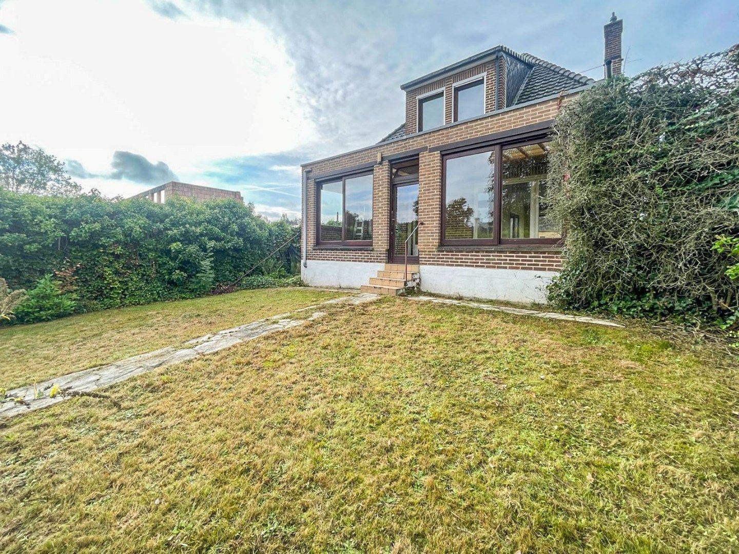 Te renoveren viergevelwoning met tuin foto 9