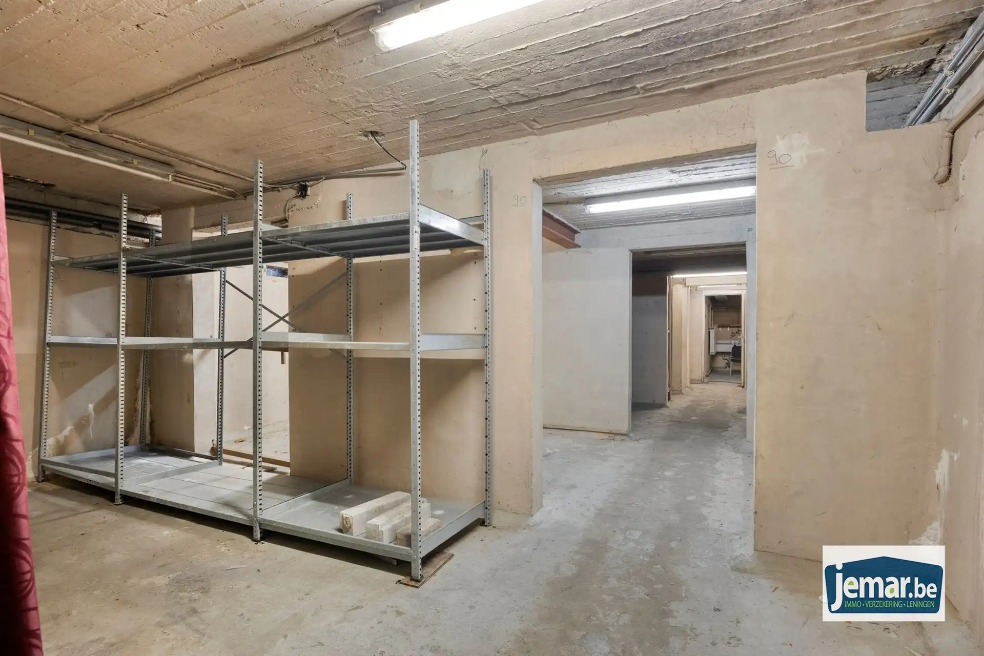 Villa met professionele opslagruimte, kelder en kantoorruimtes. foto 62