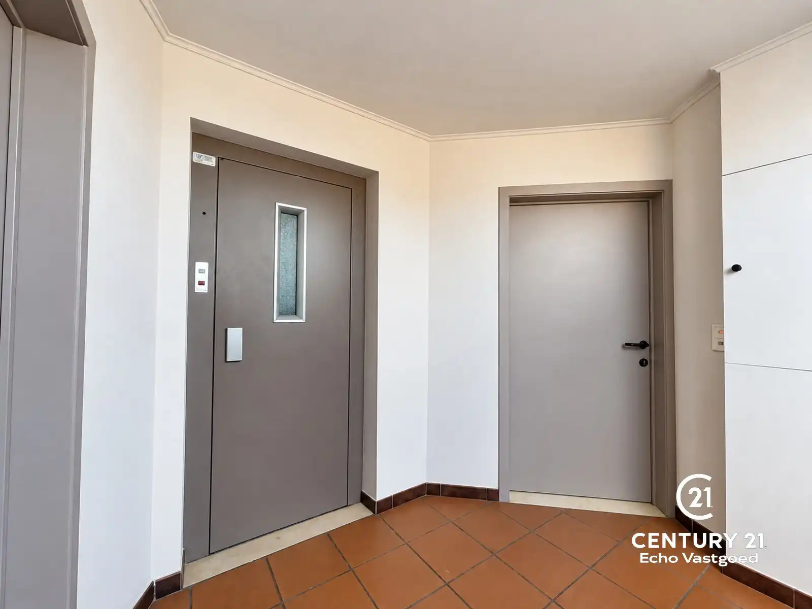 Uniek gelegen, onderhouden 2 slaapk. appartement met balkon foto 15