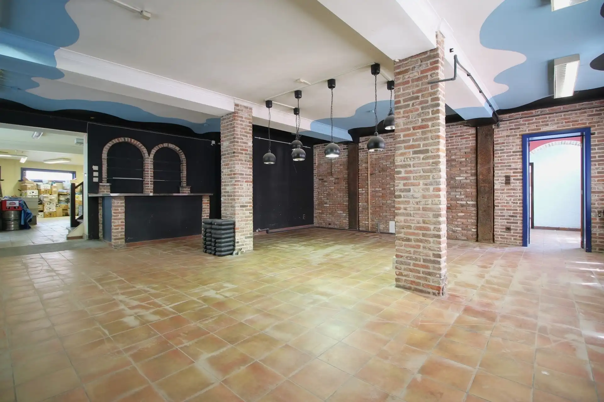 Ruim te renoveren handelspand met woning foto 7