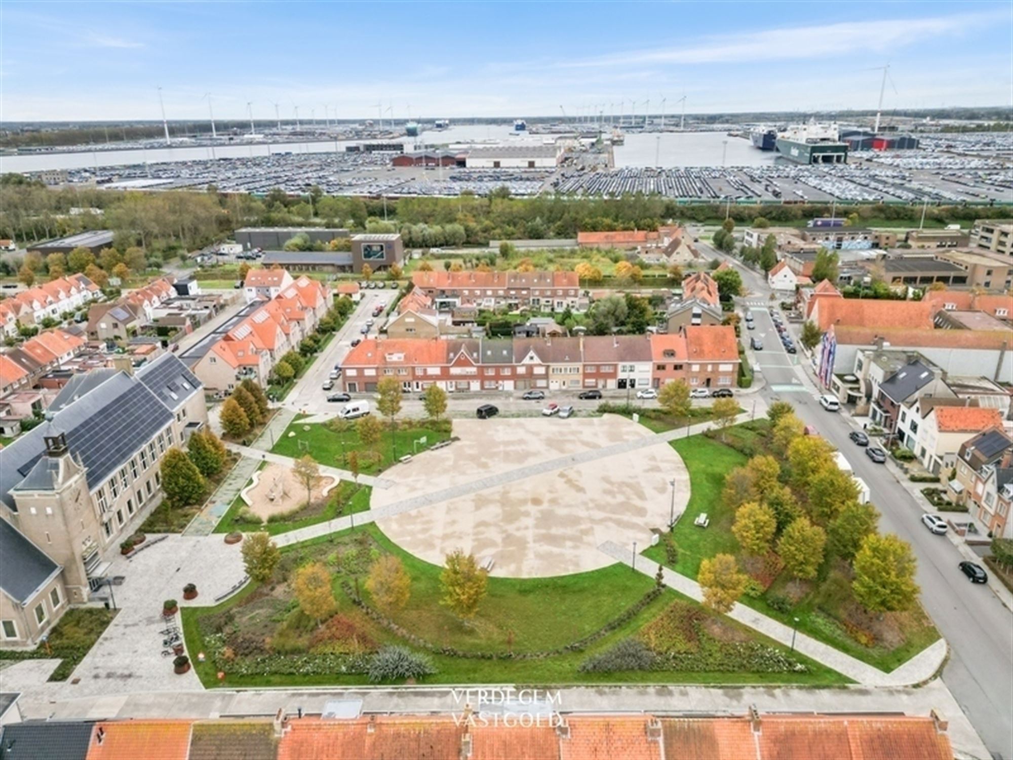 Instapklaar en knap afgewerkte woning met 2 garages, geniettuin en atelier/praktijk foto 26