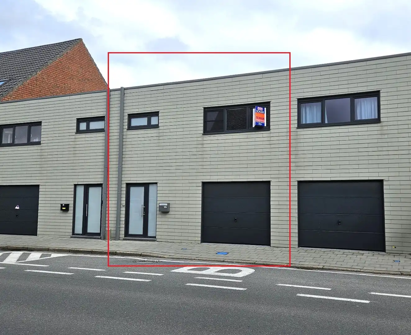 Uiterst ruime woning met 3 grote slk, garage en tuintje in centrum Berlare foto {{pictureIndex}}