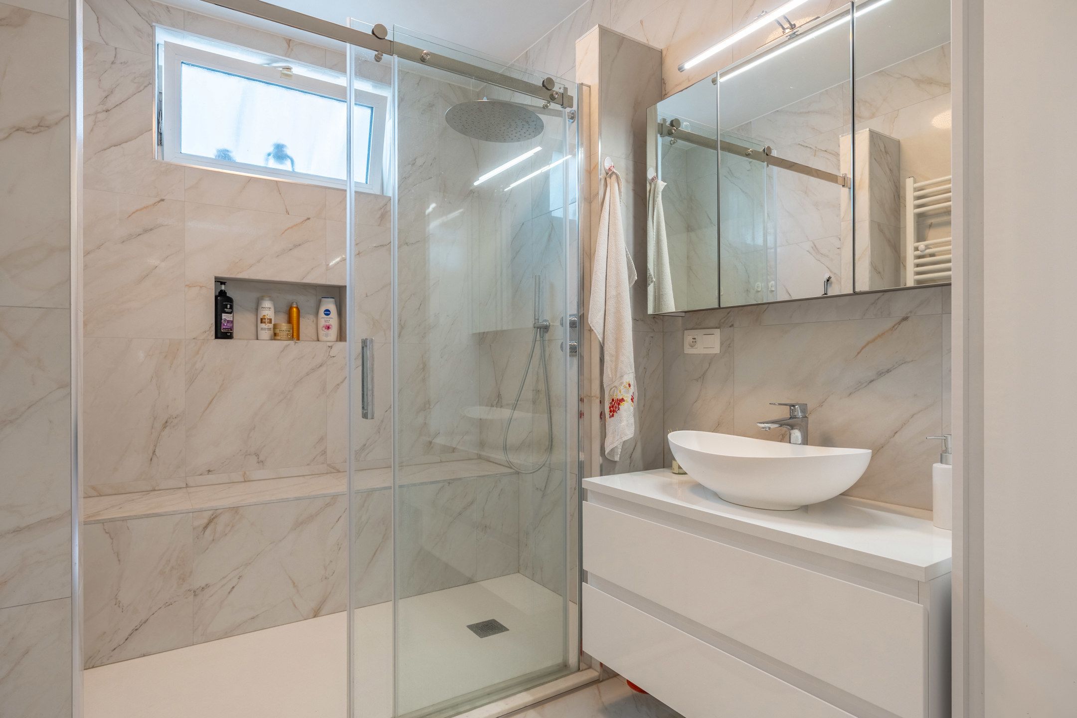 Volledig vernieuwde  woning/kantoor/handelspand met 5 slpks foto 23