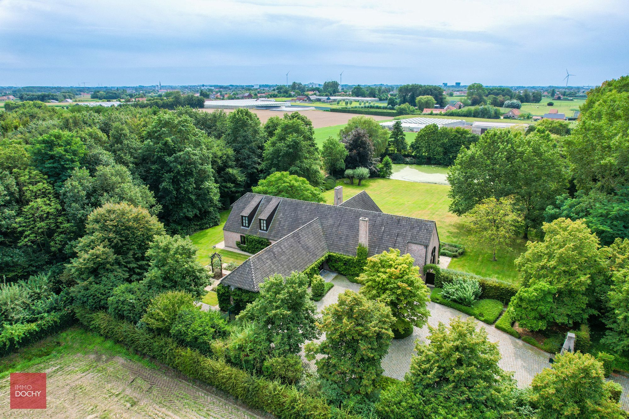 Ruim landhuis in prachtig domein van ca. 2ha foto {{pictureIndex}}
