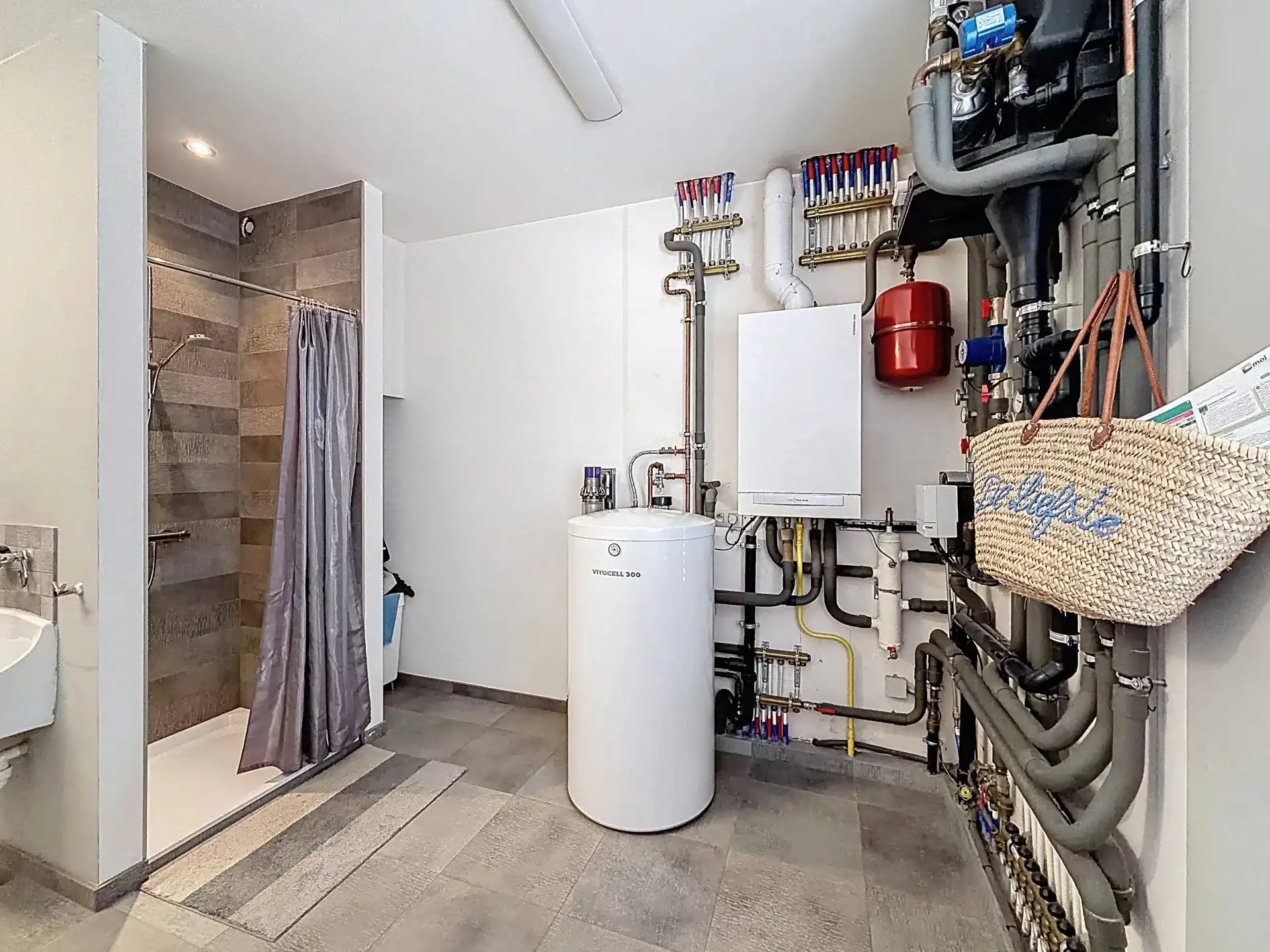 Prachtige luxueus ingerichte woning met 4 slaapkamers en 2 badkamers op een mooi perceel met bijgebouw. foto 36