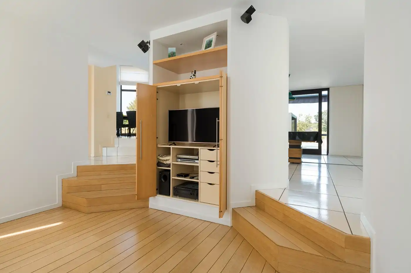 Top gelegen, ruime, vrijstaande woning met 3 slpk., garage en prachtige tuin foto 4