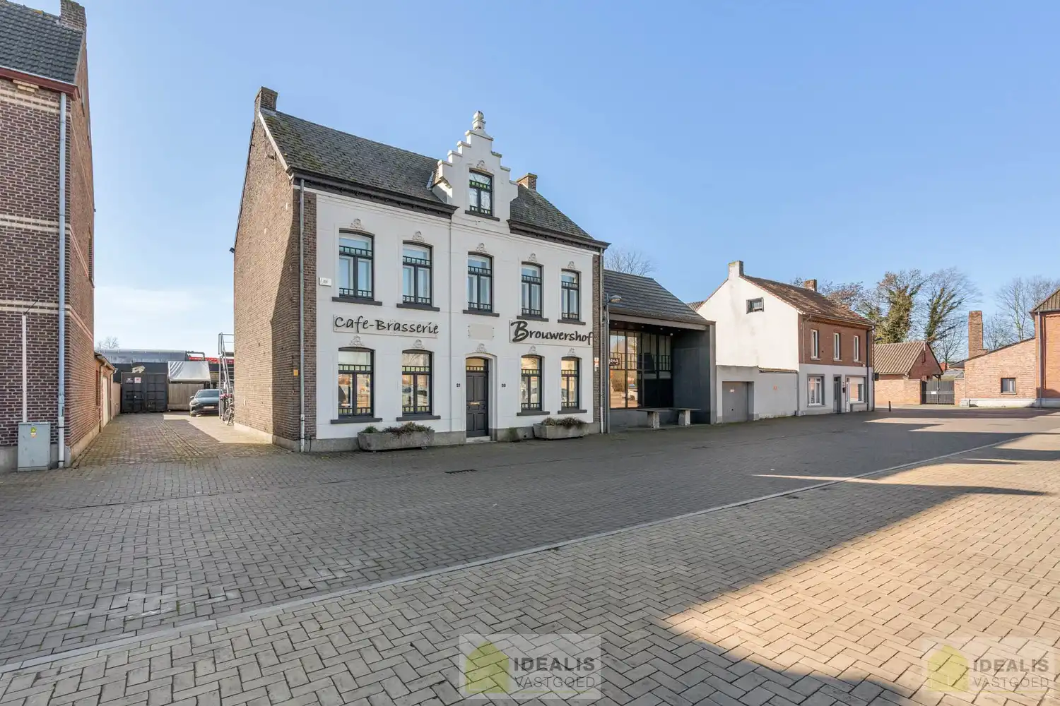 IDEALIS VASTGOED - “Het Brouwershof”, een prachtig pand met een rijke geschiedenis gelegen op het Itterplein op een unieke locatie!! Dit handelspand, een voormalige brasserie, omvat maar liefst ca.420m² bruikbare oppervlakte en is momenteel ingericht als horecazaak met een ruime brasserie met knappe bar, aansluitend volledig uitgeruste keuken, achterliggend een grote feestzaal en een ruim afgesloten terras met overdekte lounge. Uiterst geschikt voor kandidaten op zoek naar een handelspand met verschillende mogelijkheden op een toplocatie midden in hartje Opitter, Bree! foto 2