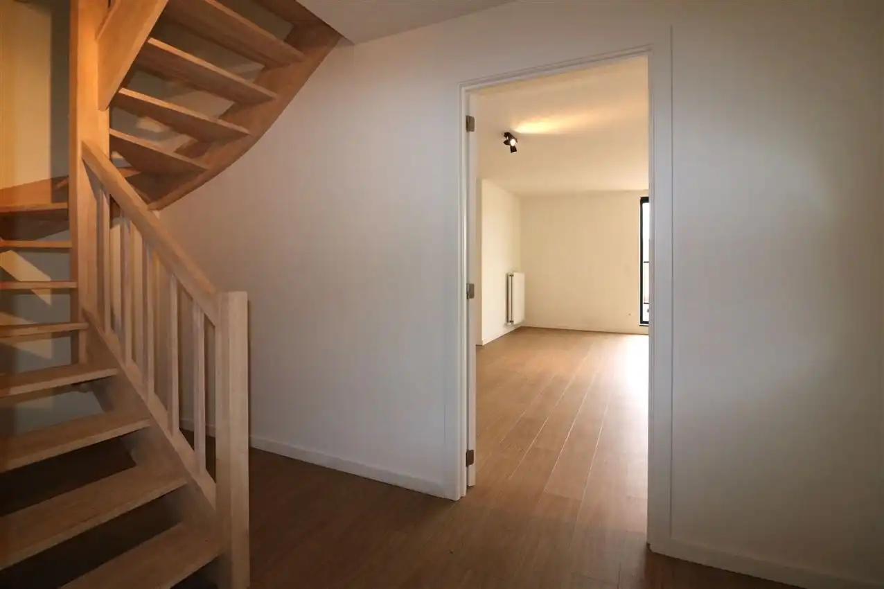 Leuk app.in landelijke stijl met 2 slpk., autostaanplaats en terras foto 3