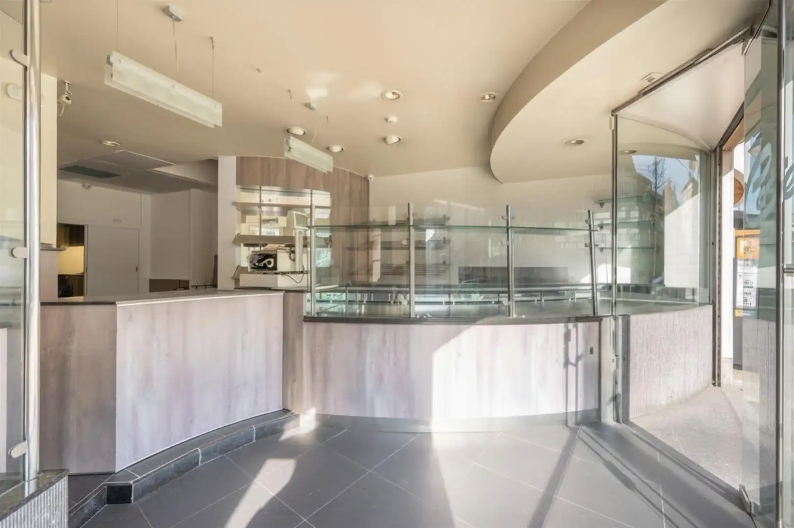 Veelzijdige handelsruimte op zonnige toplocatie! foto 2