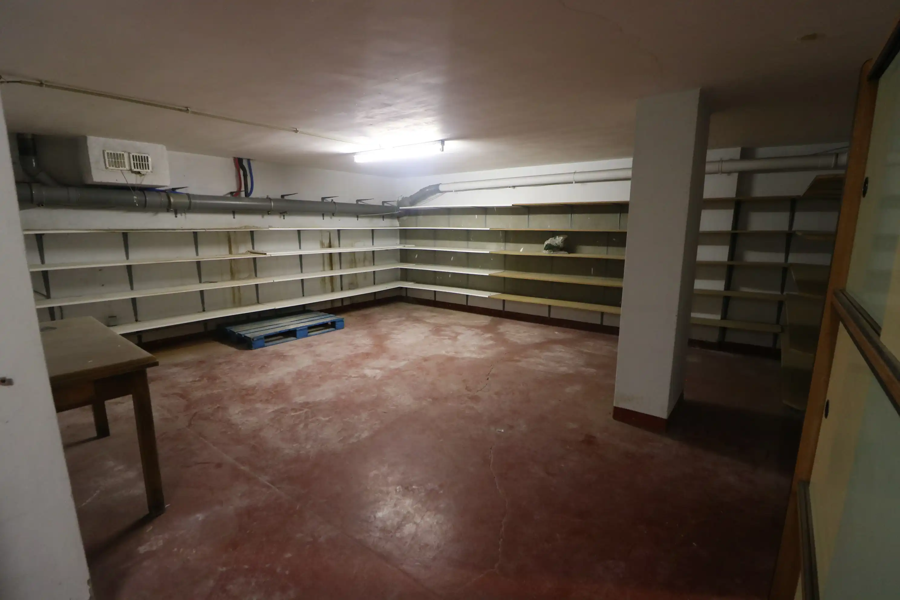 Zeer ruime stockageruimte (120m²) gelegen in de kelderverdieping. foto 4