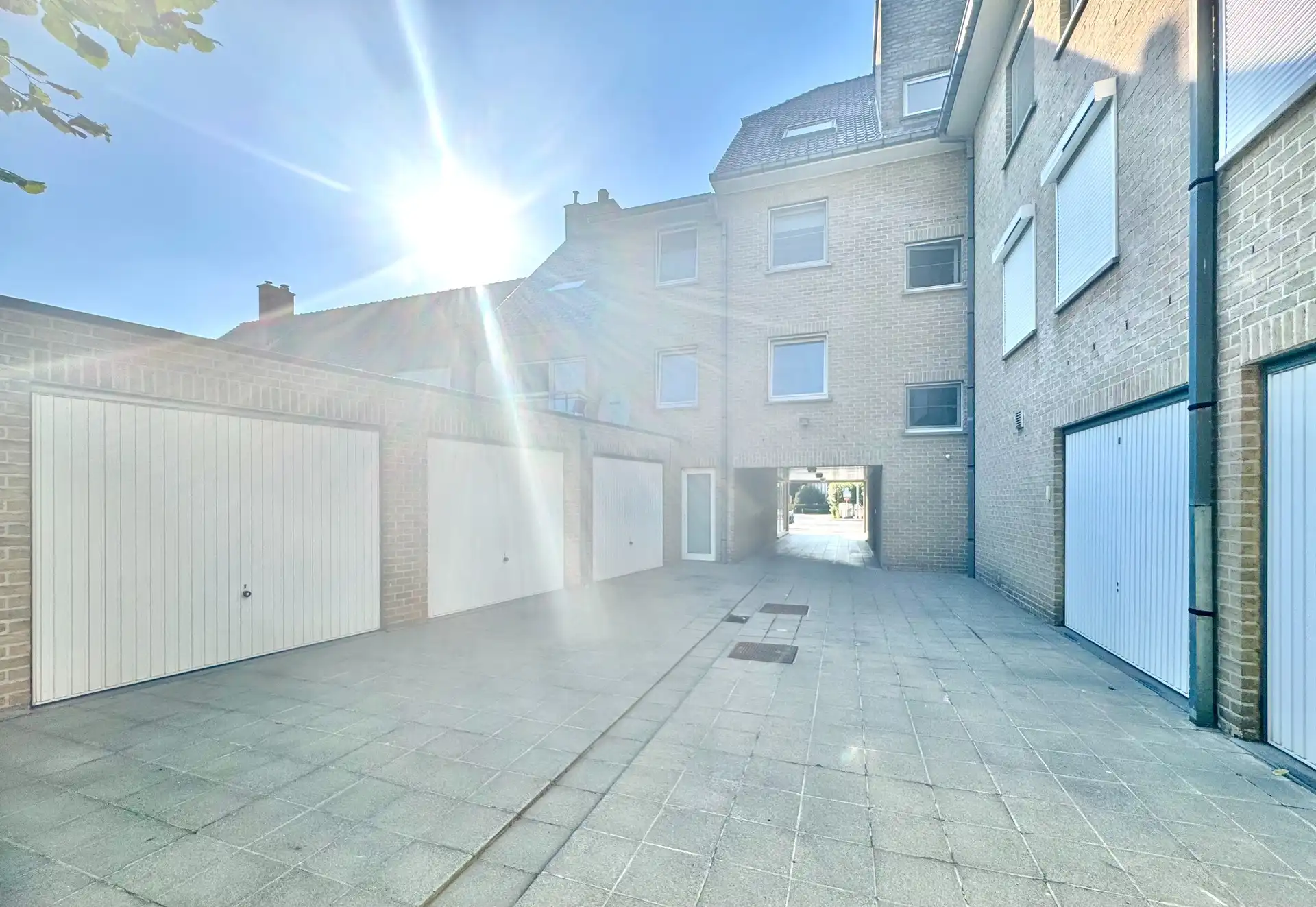 HANDELSGELIJKVLOERS | 3 PARKINGS | GARAGE foto 10