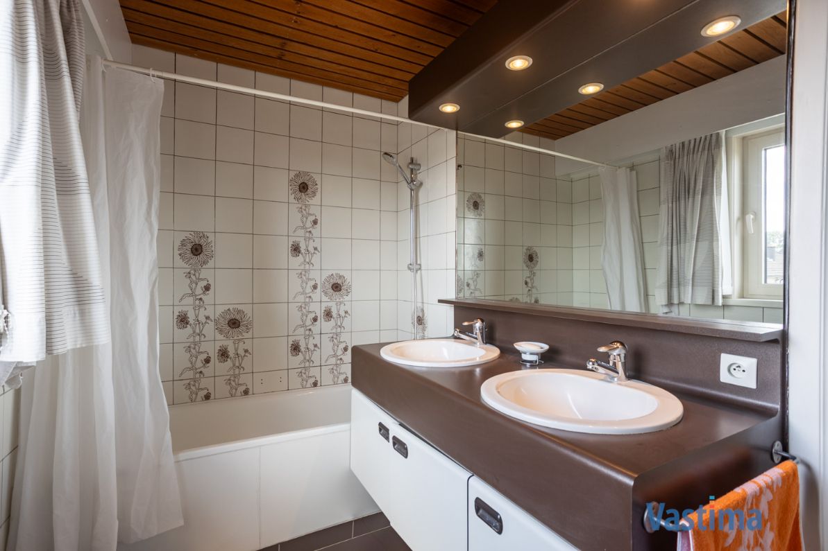 Halfopen gezinswoning met 3-4 slaapkamers en extra garage foto 24