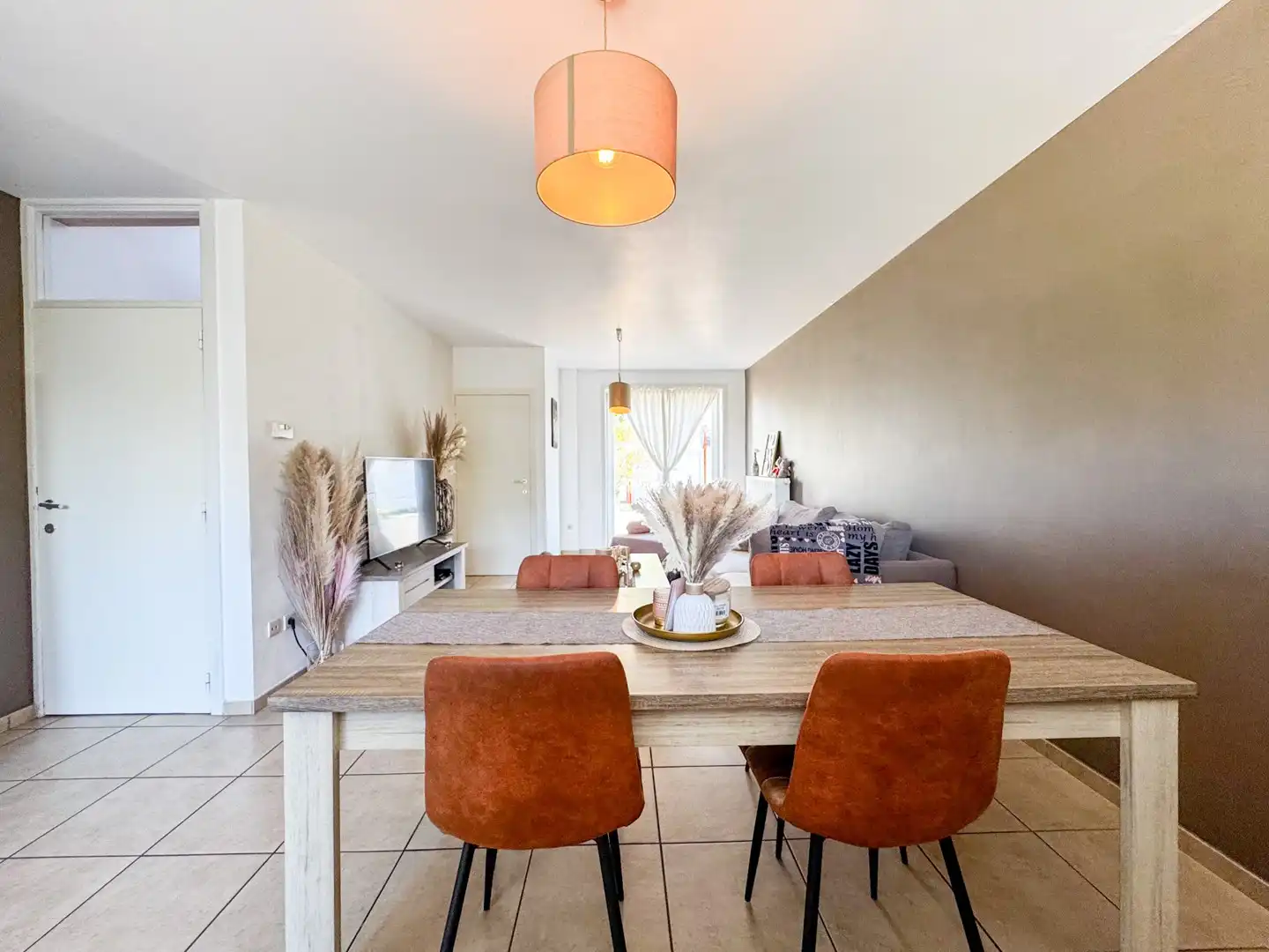 Gezellige rijwoning met 4 slaapkamers, tuin en carport foto 4