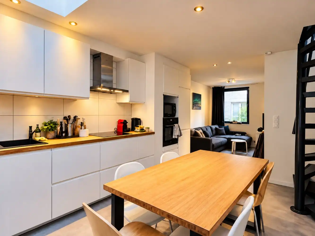 Energiezuinige, gerenoveerde stadswoning met 2 slaapkamers nabij het Zuidpark foto {{pictureIndex}}
