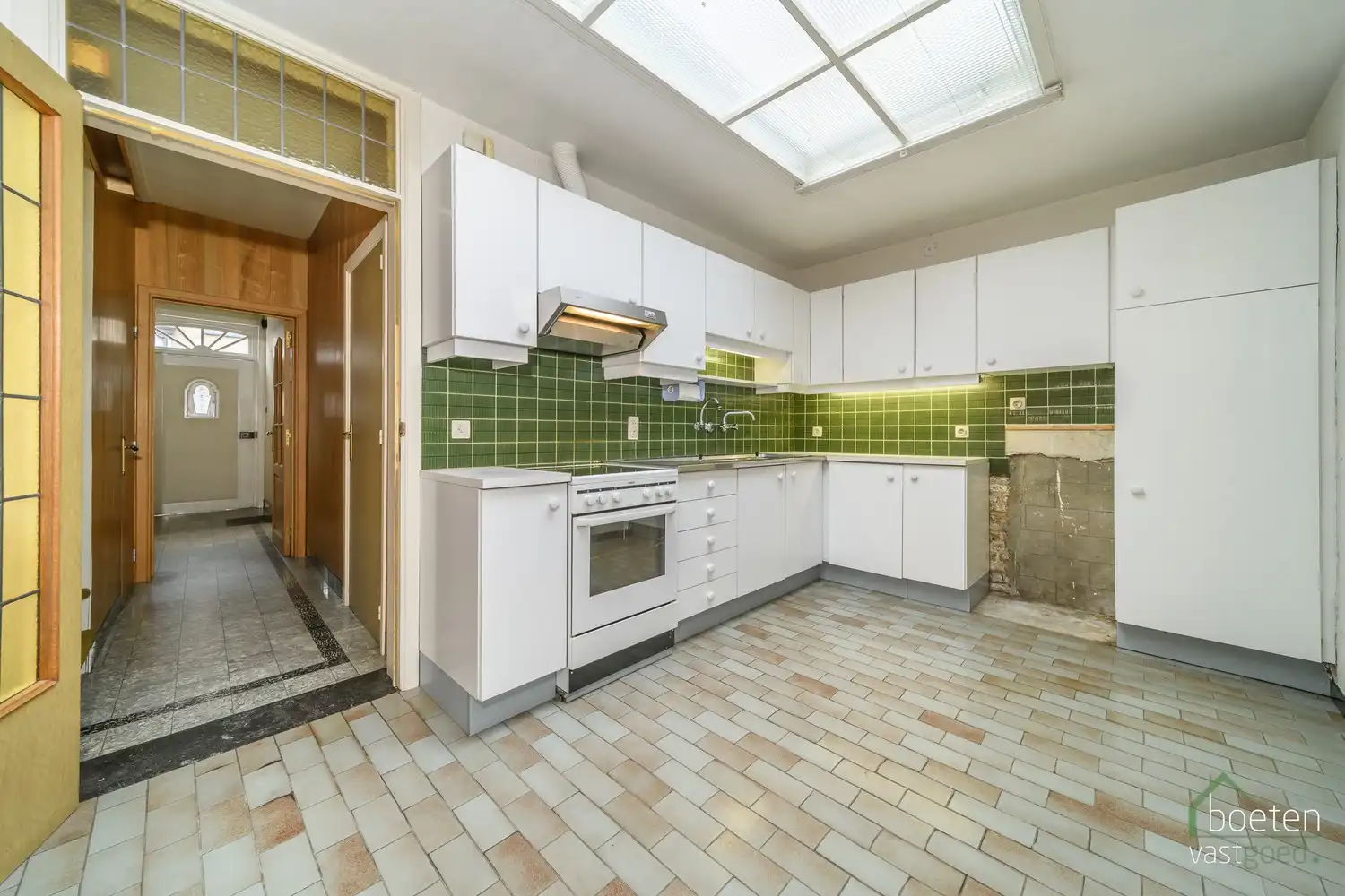 ROESBRUGGE: Ruime maar te moderniseren rijwoning met 4 slpks., grote garage en gezellige tuin op 492m² grondopp. foto 8