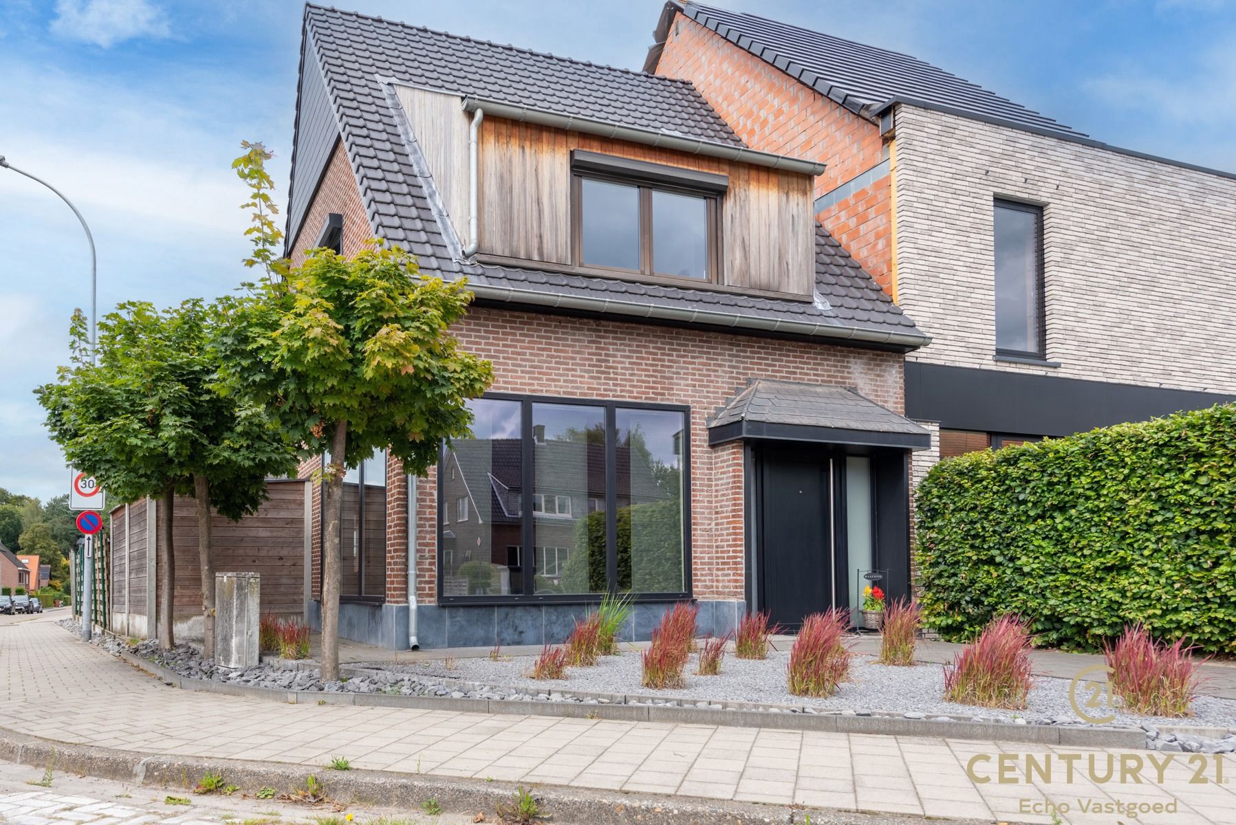 Ruime gerenoveerde hoekwoning met tuin, terras én parking! foto 2